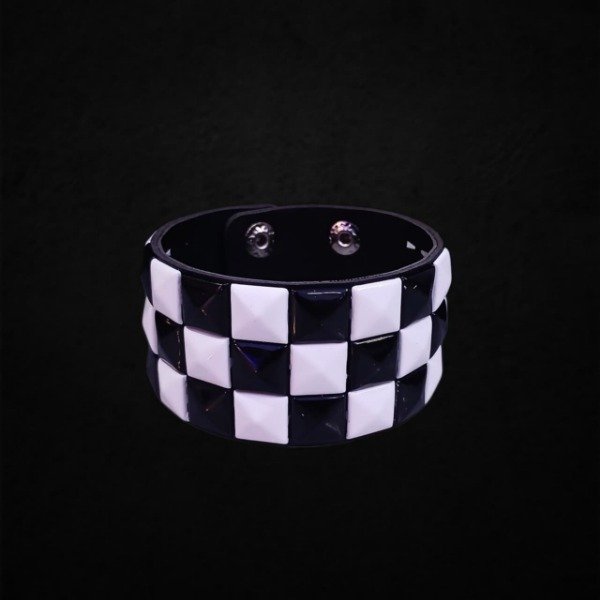 Producto - Muñequera triple tira de tachas cuadradas Negras y Blancas