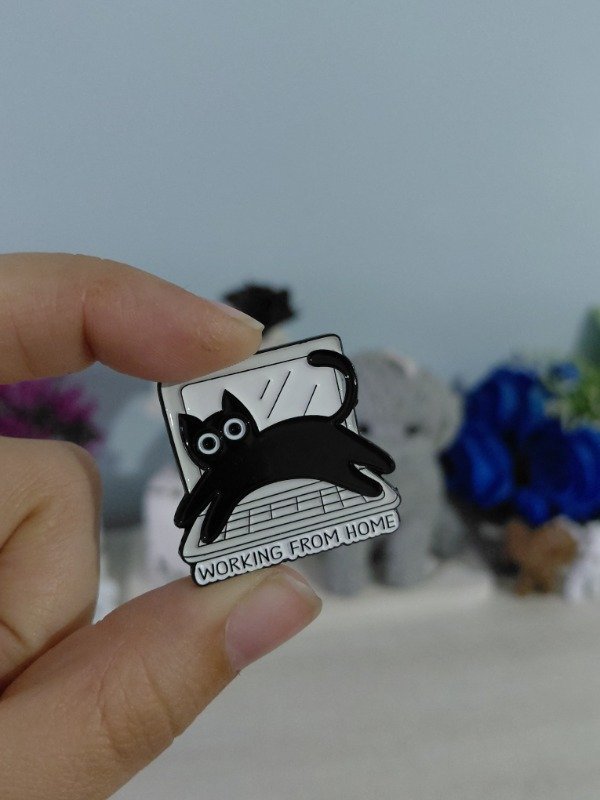 Producto - Pin metalizado - Working from home #1986