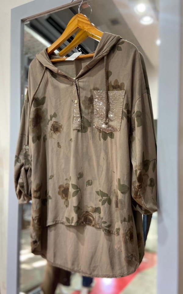 Producto - camisa vison estampada con capucha