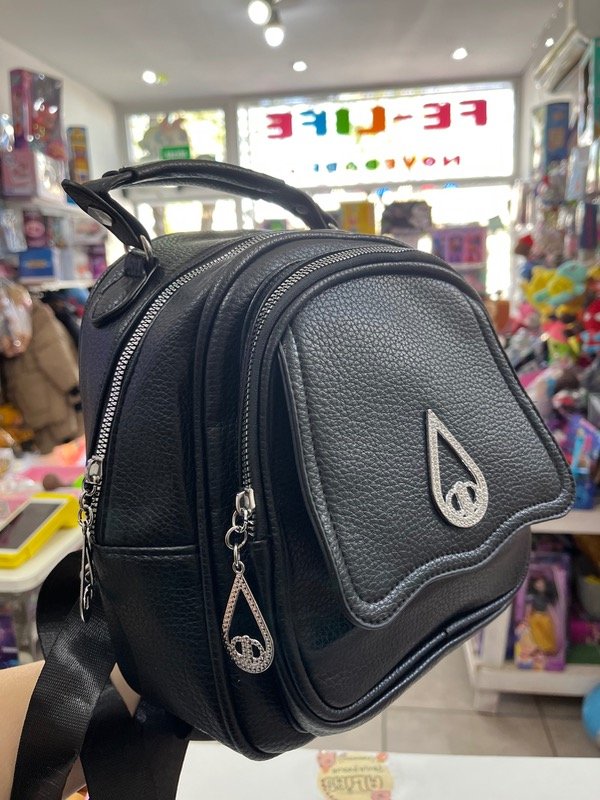 Producto - Mochila eco cuero negra dije reina - 0