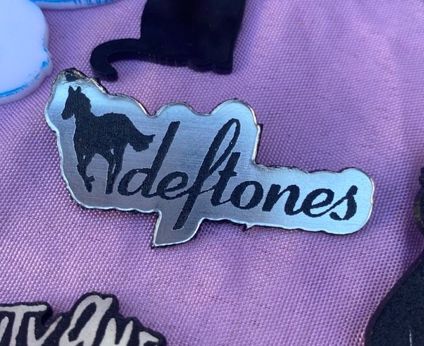 Producto - prendedor deftones