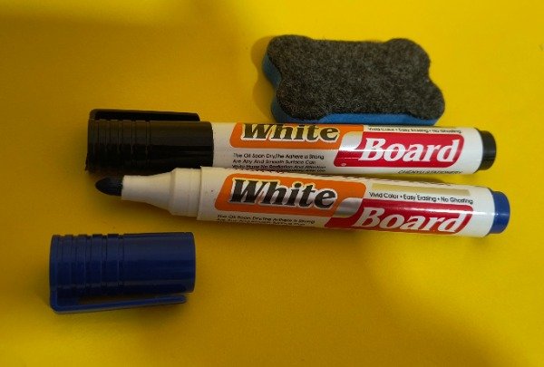 Producto - Marcadores para pizarra (uno azul y uno negro) y un borrador