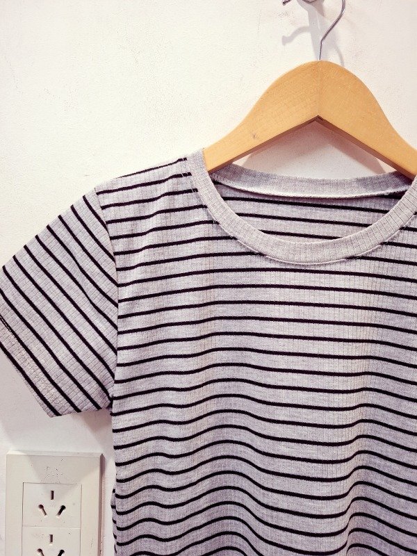 Producto - Remera rayada gris