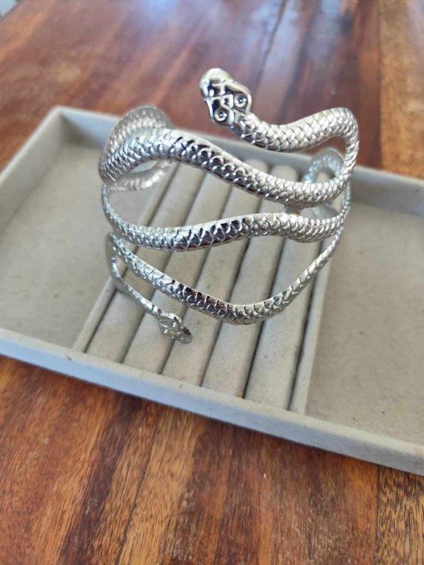 Producto - Brazalete víbora. Plateado