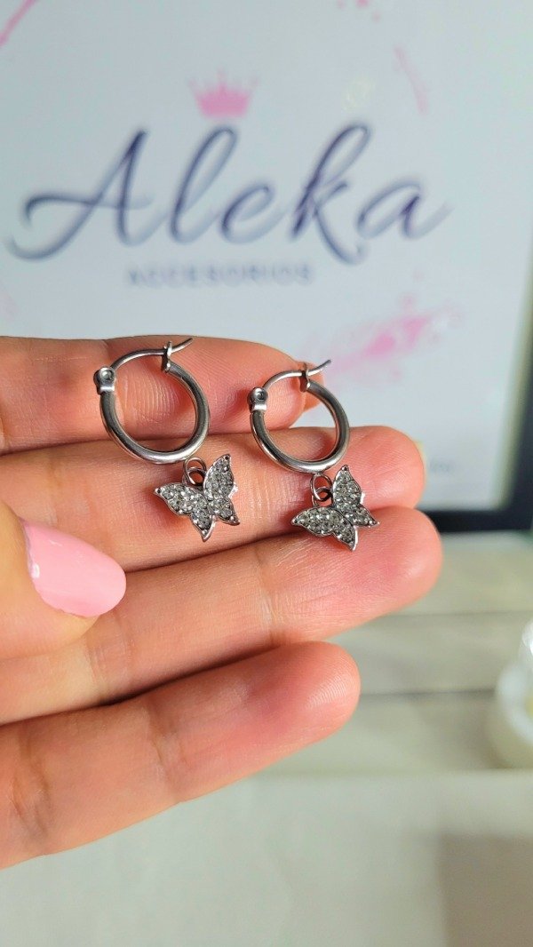 Producto - Argollas con dijes de mariposa con strass de acero quirúrgico