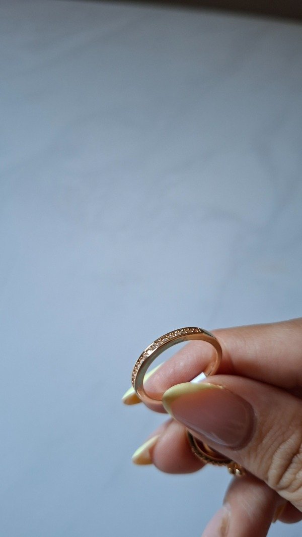 Producto - Anillo de acero dorado con strass