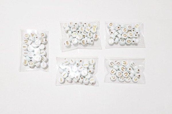 Producto - Letras Pastilla Blanca Letra Dorada Saldito