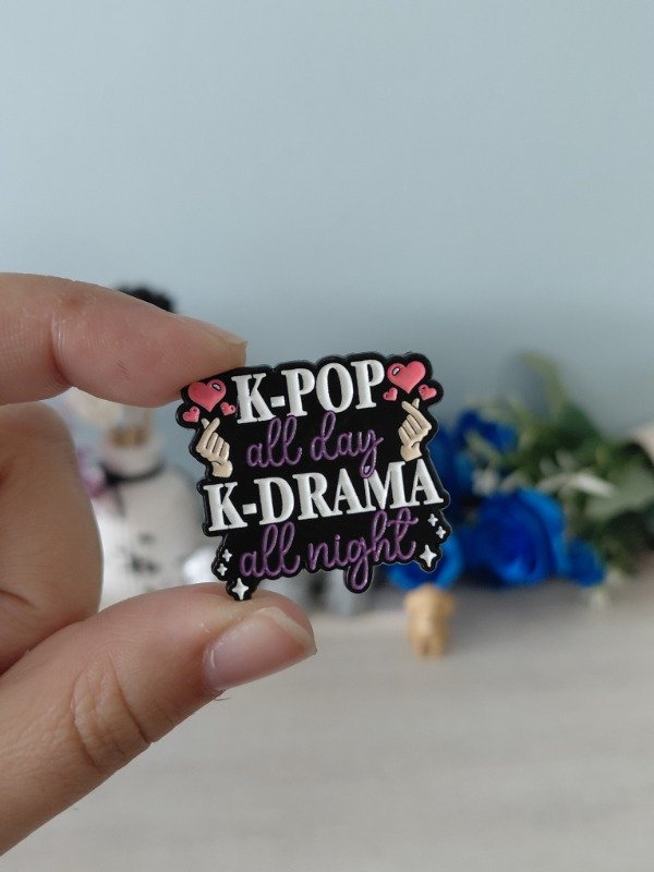 Producto - Pin metalizado - K-POP all day, K-DRAMA all night  #0514