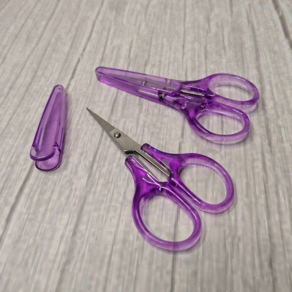 Producto - Tijera con mango y tapa plástica