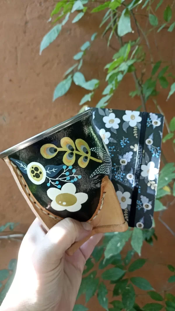 Producto - Mate camionerogrande negro con flores blancas (EN STOCK)