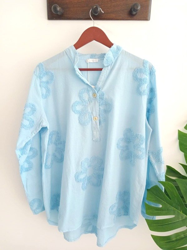 Producto - Blusa flor relieve celeste