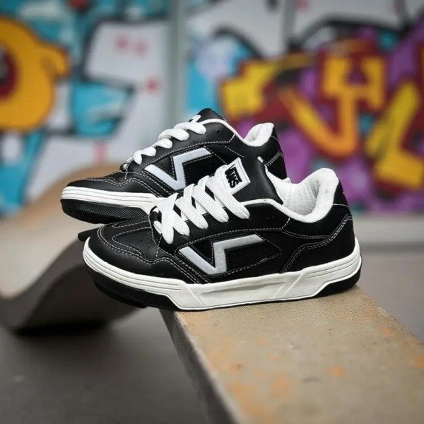 Producto - Vans Upland Black and White