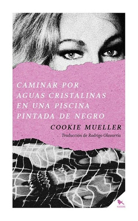 Producto - Caminar por aguas cristalinas en una piscina pintada de negro - Cookie Mueller