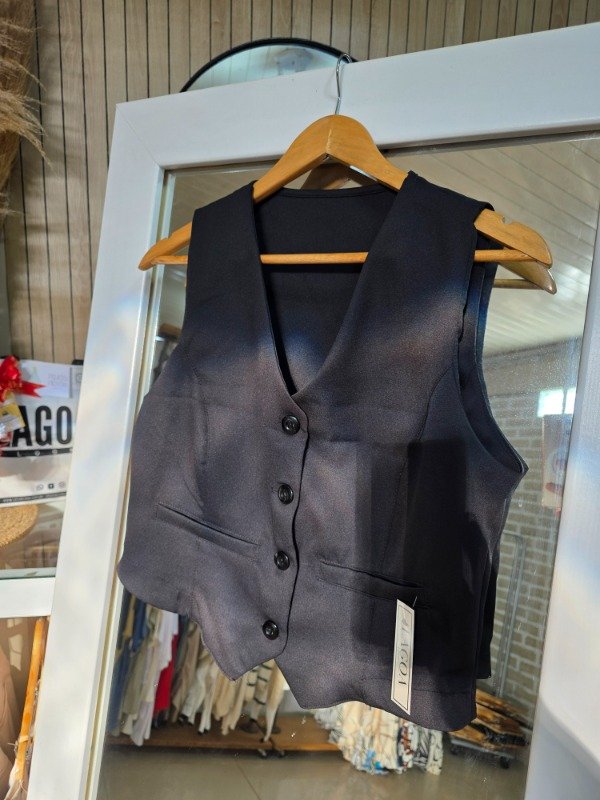 Producto - Chaleco negro sastrero corto