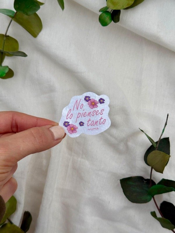 Producto - Sticker vinilo con glitter NO LO PIENSES TANTO