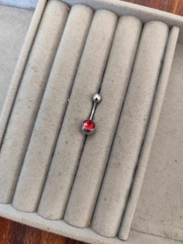 Producto - Piercing ombligo rojo. Acero quirúrgico