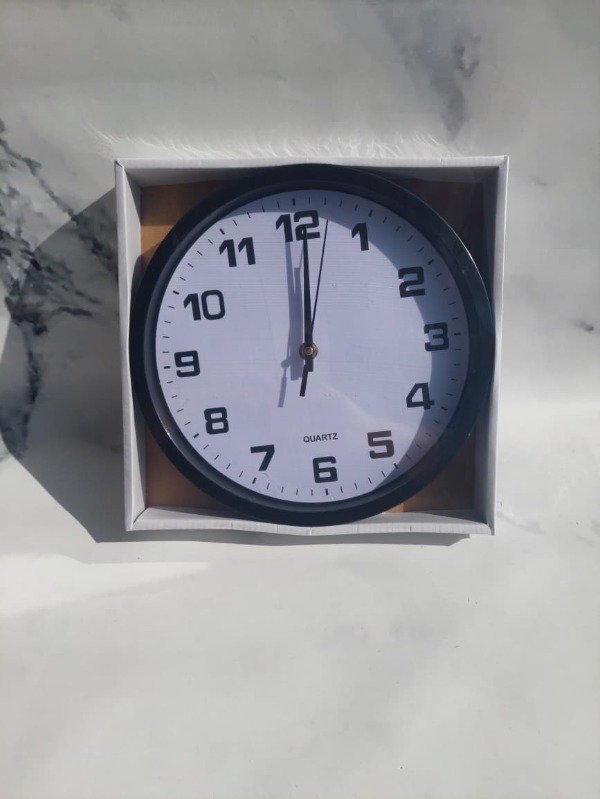 Producto - Reloj de pared fondo blanco y números negros
