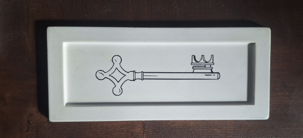 Producto - Bandeja Larga Attack on Titan Llave del Sotano (AOT)