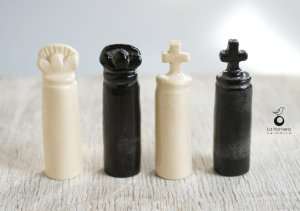 Producto - Juego de Ajedrez de Cerámica Modelado a Mano y Madera pirograbada POR ENCARGO - 5