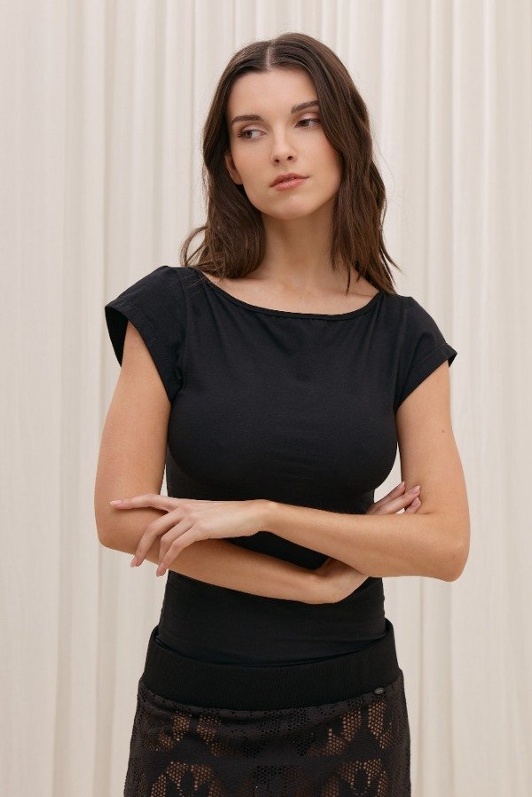 Producto - REMERA M/C ENTALLADA CUELLO BOTE - 1