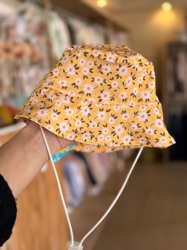 Producto - Gorrito con filtro UV flores amarillo