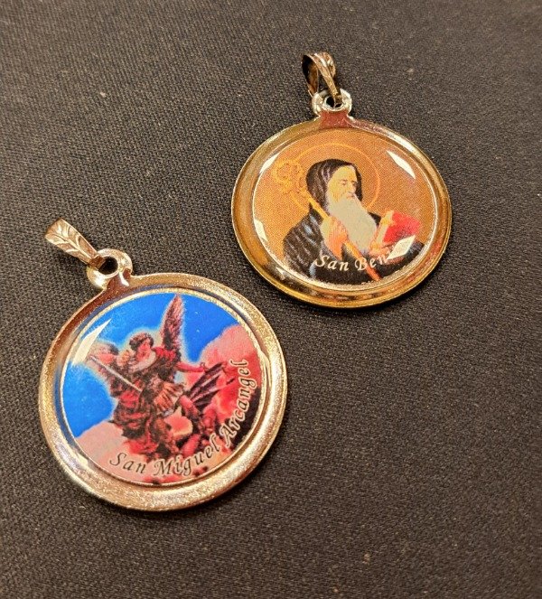 Producto - Medalla redonda de metal con imagen religiosa de 3 cm