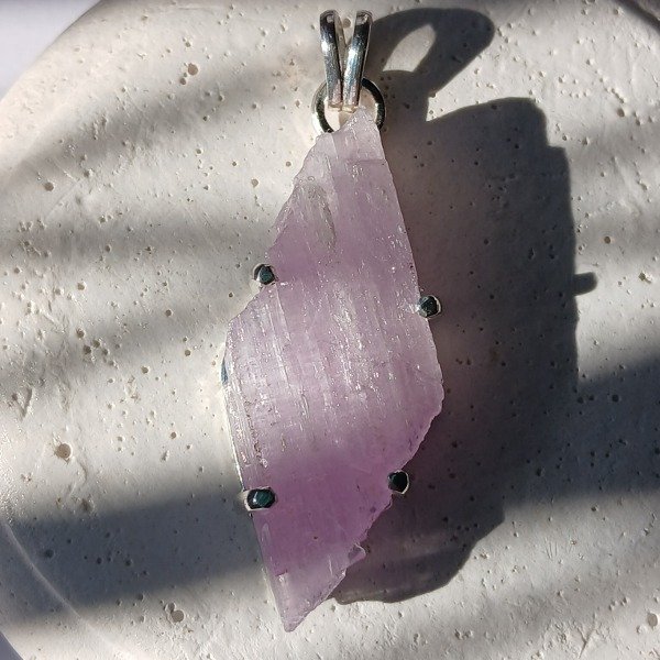 Producto - Dije kunzita en bruto