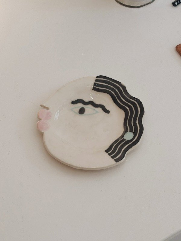 Producto - Plato chico cara pelo negro x Agustina Ramos