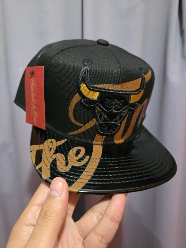 Chicago bulls the finals collection black and gold mitchell and ness snapback — imagen 3
