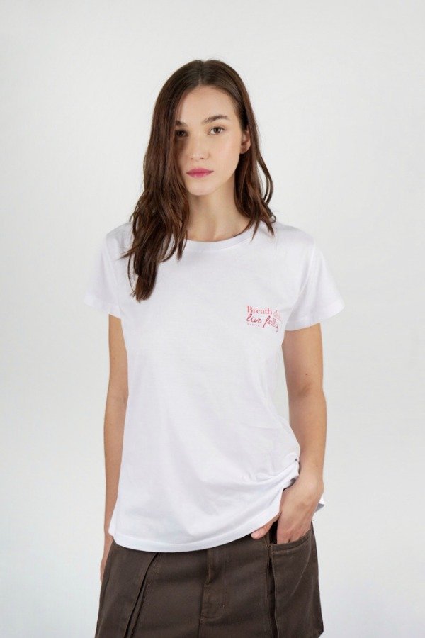 Producto - REMERA M/C ESTAMPA BREATH DEEPLY