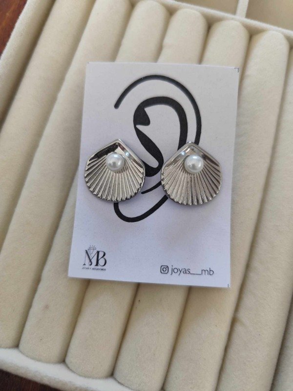 Producto - Aros ostra con perla. Acero quirúrgico.