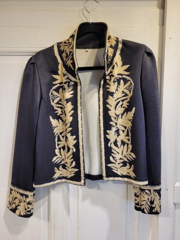 Producto - Blazer negro estampado dorado hojas- Talle S-PRECIO: 48X