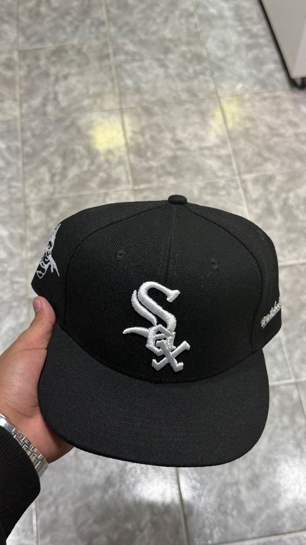 Producto - Gorra cerrada sox negra cn detalles angeles atras