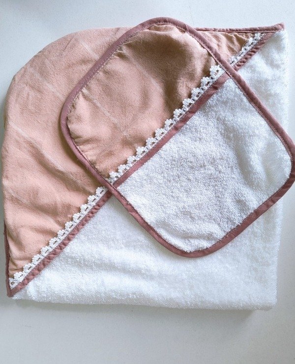 Producto - Toallón con babita y puntilla rosa viejo