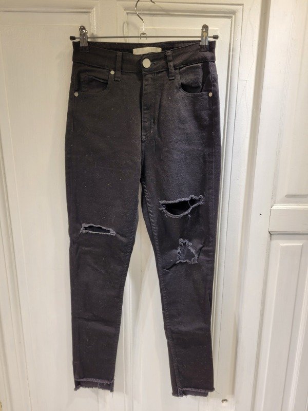 Producto - Jean ALLO MARTINEZ negro chupin con roturas Talle 26 - PRECIO: 44X