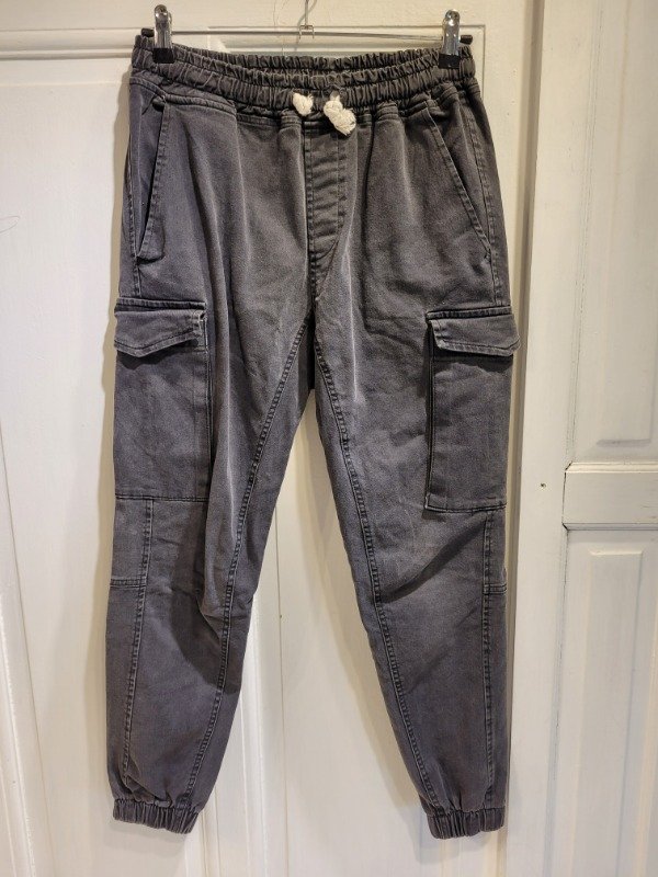 Producto - Jogger BOARDWISE gris cargo Talle XS - PRECIO: 28X