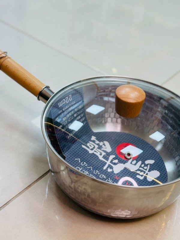 Producto - Olla de acero inox con mango de madera y tapa de vidrio 22cm