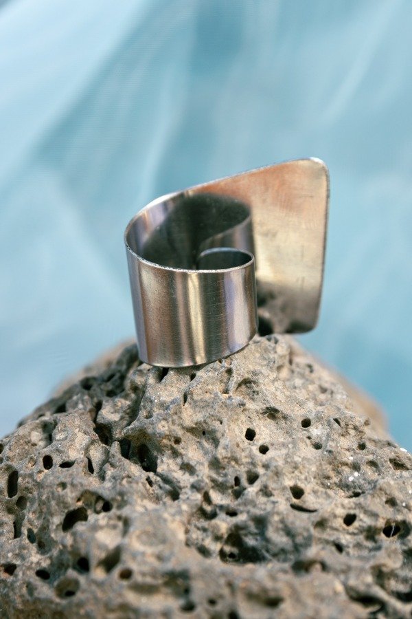 Producto - Anillo Maki de acero con cuarzo blanco - 1