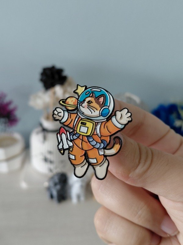 Producto - Pin metalizado - Michi astronauta #2401