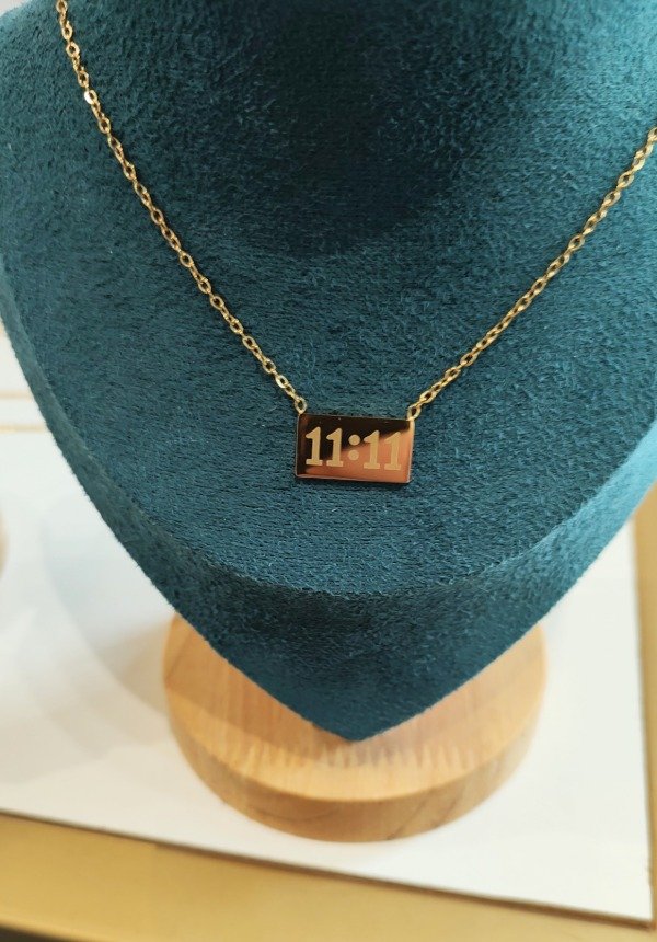 Producto - Collar 11.11 de acero dorado