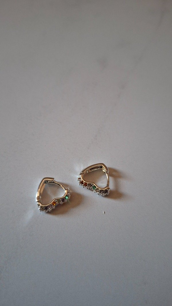 Producto - Argollas de acero blanco forma de corazon con piedras de colores