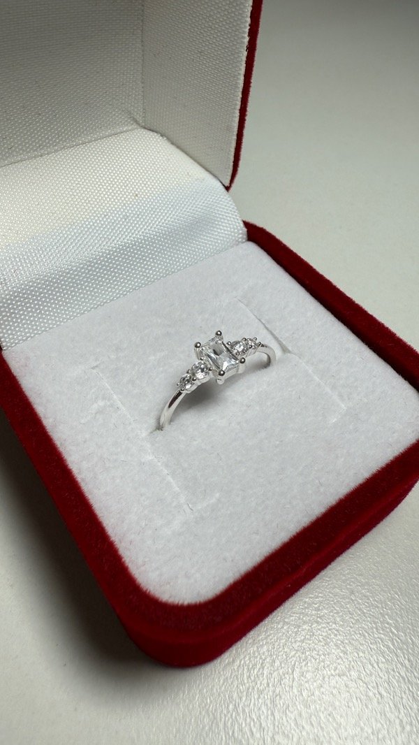 Producto - Anillo con piedra grande en el medio blanca y varias pequeñas chicas - 2