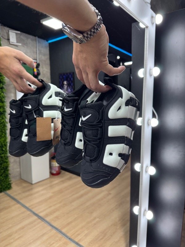 Producto - Nike Air More Uptempo Low en color negro y blanco.
