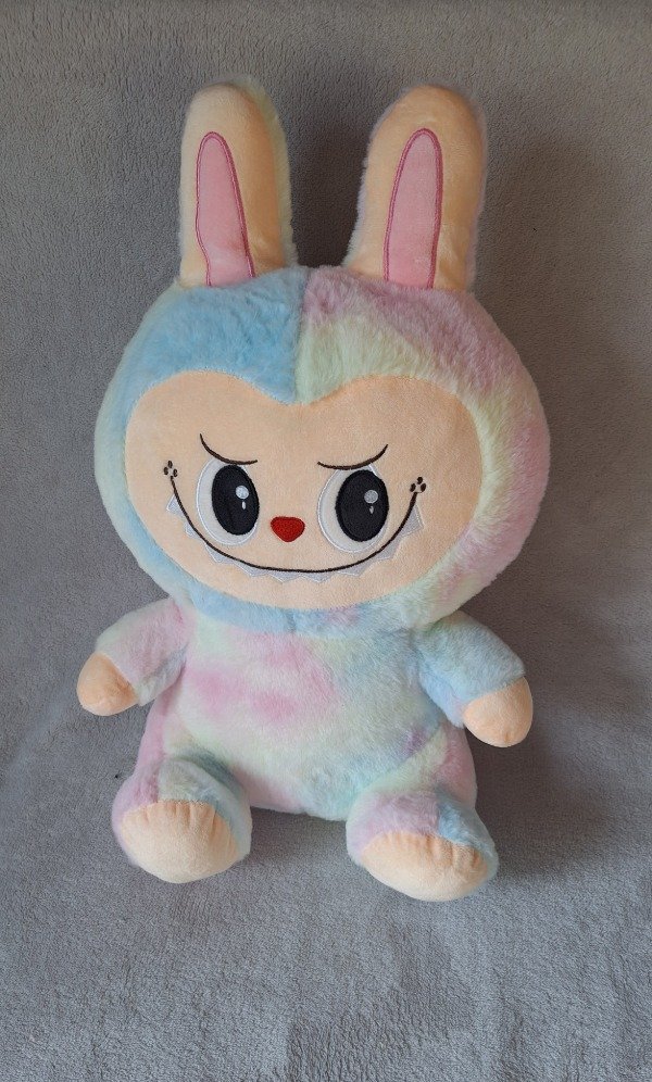 Producto - Peluche con manta Labubu sentado