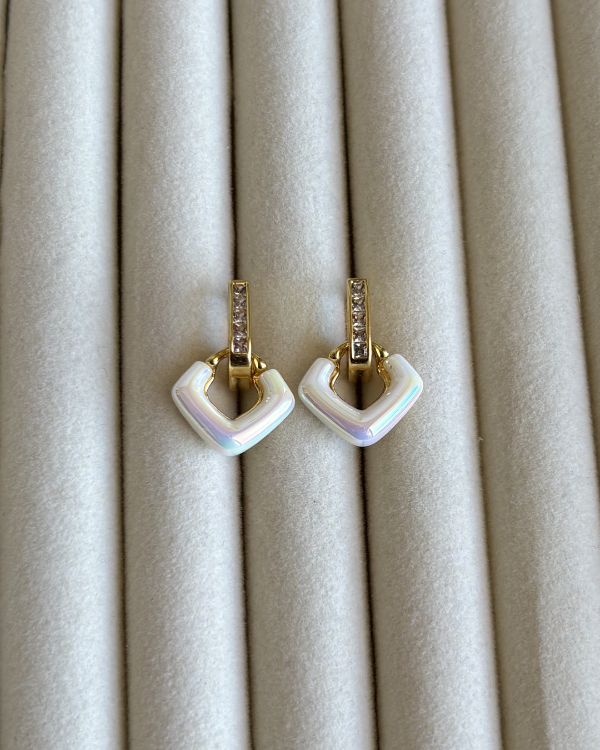 Producto - Argollas con dije triangulo blanco de acero dorado 1.2cm ancho 1.4cm largo