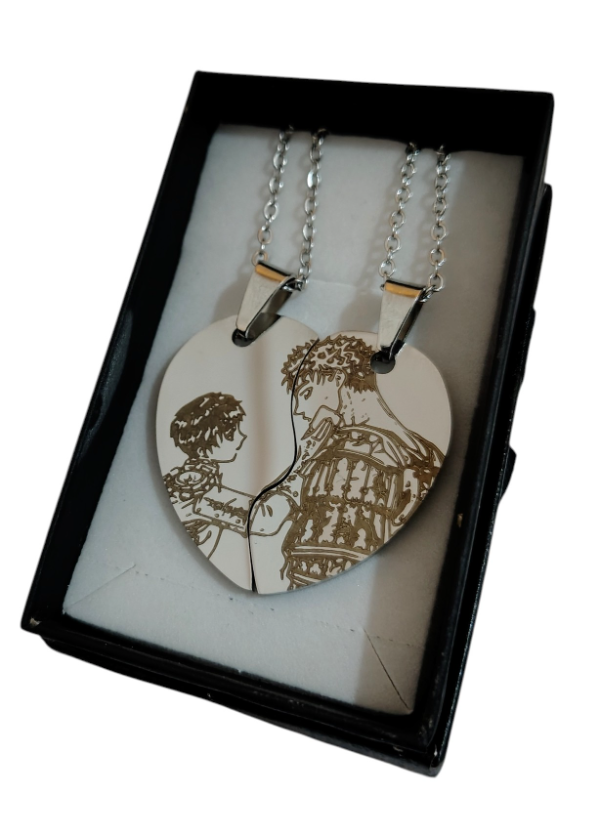 Producto - DIJE CORAZON COMPARTIDO GUTS Y CASCA BERSERK + CAJA DE REGALO