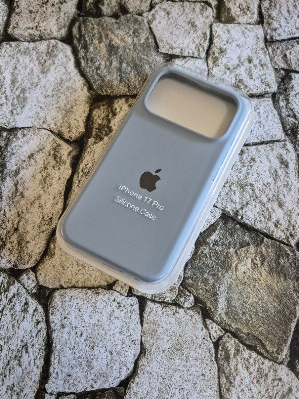 Producto - Funda silicone case logo Iphone 17 Pro celeste grisáceo