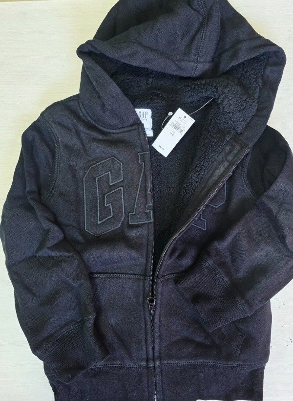 Campera con corderito gap talle 4/5 negra — imagen 2