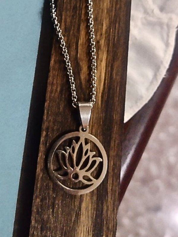 Producto - D - 1989 Dije Flor de Loto - AD/AQ