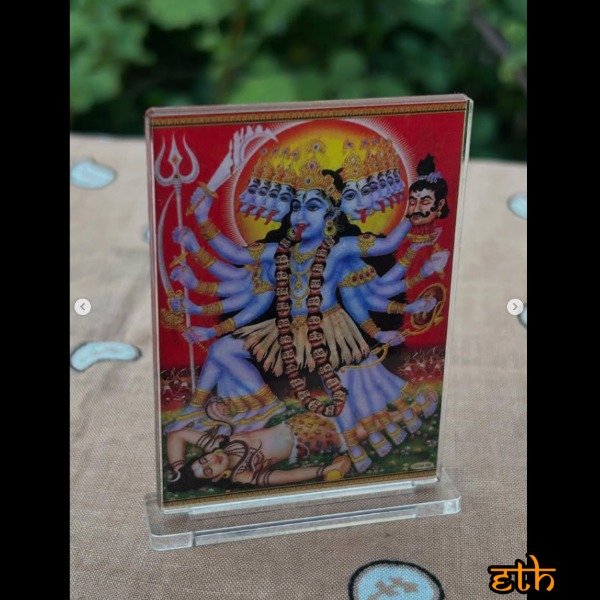 Producto - KALI MAA STAND ACRILICO